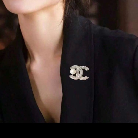 NWT Elegant High-End Double C Pearl Diamond Gold Brooch
With pearl Accent - Picture 2 of 4